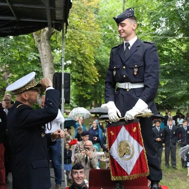 photo remis au nom du président de la république, le prix d’honneur récompense autant les résultats scolaires que le comportement de l’élève.  ©  ouest-france