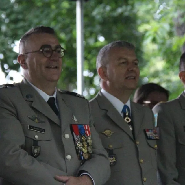 photo le colonel hervé de solages (à gauche) assistait à sa dernière fête de trime en tant que chef de corps du prytanée. d’ici quelques jours, il passera le commandement au colonel axel girard.  ©  ouest-france