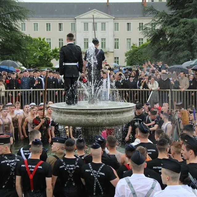 photo comme à l’accoutumée, le triomphe du prix d’honneur s’est terminé par un plongeon collectif dans la fontaine du parc.  ©  ouest-france