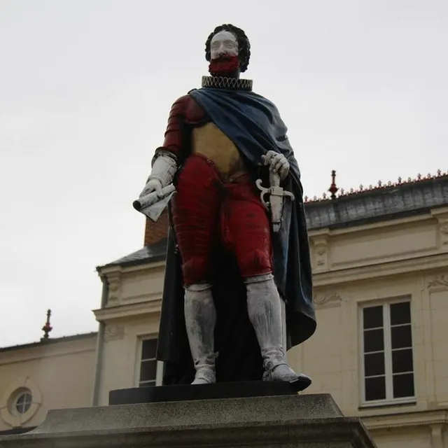 photo si, cette année, les brutions n’ont pas été autorisés à défiler dans les rues de la flèche, la statue d’henri-iv du centre-ville a, comme toujours, été repeinte aux couleurs du quartier du prix d’honneur.  ©  ouest-france