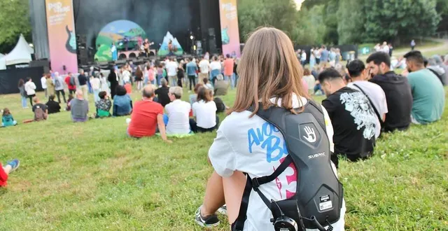 photo  une dizaine de gilets vibrants sont proposés gratuitement tout au long du week-end au festival pop au parc, à sablé-sur-sarthe.  &copy;  ouest-france 