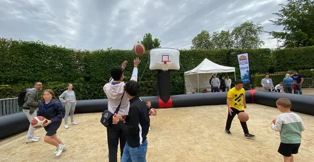 photo  le stand de basket de l’usbd alençon a particulièrement attiré, même sous la pluie.  &copy;  ouest-france 