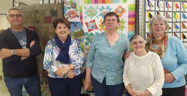 photo  à gauche, dominique normandin, maire ; au centre, françoise rousseau, déléguée de france patchwork 49, entourés d’adhérentes de créa’loisirs.  &copy;  co 