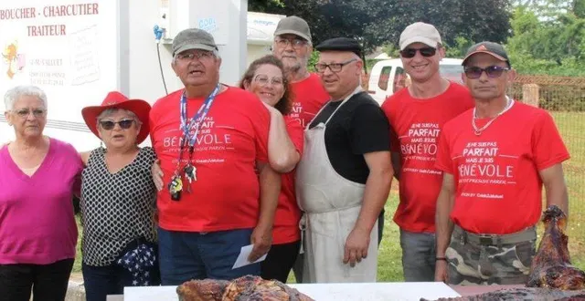 photo  une équipe s’apprête à découper un cochon grillé.  &copy;  le maine libre 