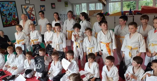 photo  les judokas se sont vus remettre leurs nouvelles ceintures et grades des mains d’andré boutin, professeur (à gauche).  &copy;  le maine libre 