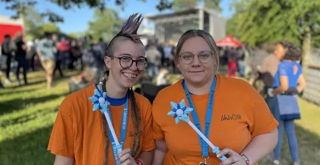 photo  mana coudray et léonie guaisnon ont préparé pendant de nombreux mois le stand de prévention du festival des bichoiseries, à cerisy-belle-étoile.  &copy;  ouest-france 