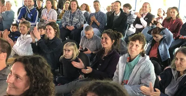 photo  samedi après-midi, les spectateurs se sont réfugiés sous le chapiteau-bar pour assister au spectacle d’une contorsionniste initialement prévu en plein air.  &copy;  ouest-france 