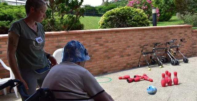 photo  pas simple quand on est en fauteuil roulant de lancer une boule de bowling.  &copy;  le maine libre 