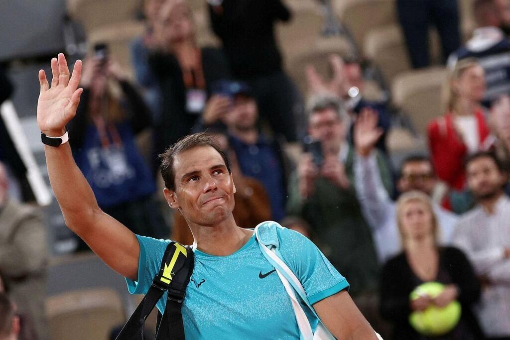 Rafael Nadal aperçu en train de prendre l’avion en classe économique ...