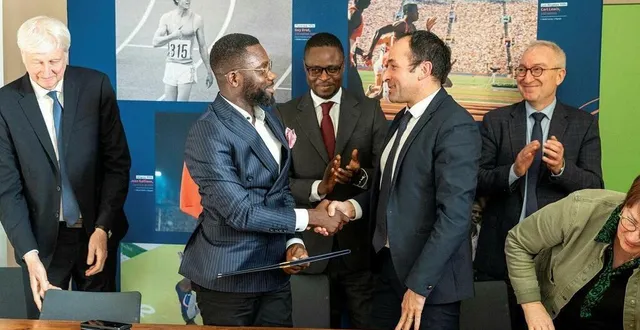 photo  le ministre des sports du bénin, et anthony trifaut, maire de montfort-le-gesnois, lors de l’annonce de l’accueil de la délégation, en mars dernier.  &copy;  archives le maine libre – xavier sarrat 