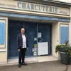 photo le maire d’écouché-les-vallées (orne) devant la vitrine de la boucherie de la ville, rue des trois-frères-terrier.