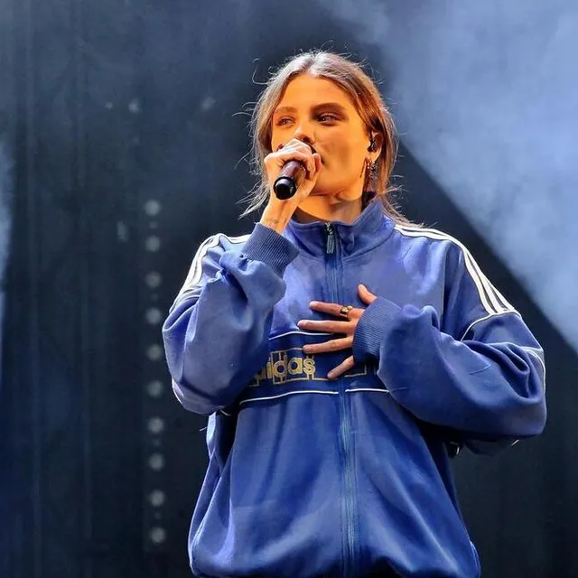 photo la jeune artiste de 23 ans a fait quelques confidences au public et souligné la beauté du décor du parc du château.  ©  ouest-france