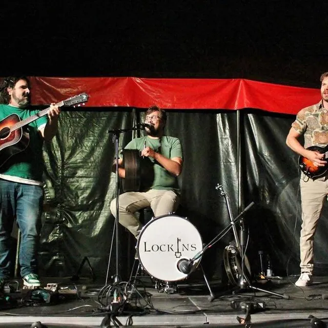 photo le trio français lockins a mis de l’ambiance sous le chapiteau-bar avec ses musiques folk à 22 h 15 puis 00 h 15 samedi soir.  ©  ouest-france