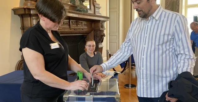 photo  en maine-et-loire, la participation s’établit à 62,29 % à 17 h. ici, dans le bureau de vote de l’hôtel de ville d’angers.  &copy;  ouest-france 