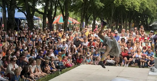photo  foule, ce dimanche 30 juin 2024, promenade newton, pour assister au spectacle d’acrobatie-jonglage de la compagnie tbf. pour avoir une place, il fallait arriver tôt…  &copy;  ouest-france 