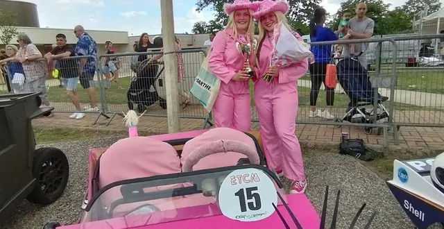 photo  lucie puisset et emma avignon, gagnantes de la course la plus fun, avec leur décapotable team barbie.  &copy;  ouest-france 