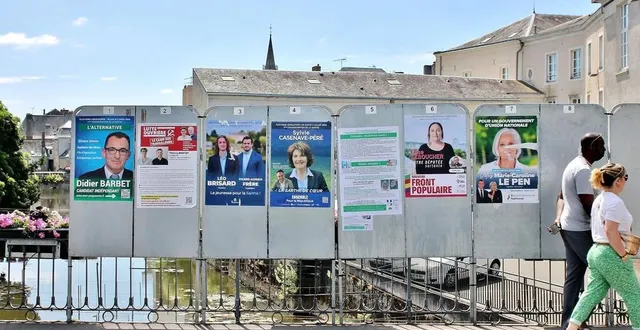 photo  les affiches de campagne des candidats dans le centre-ville de sablé-sur-sarthe, dimanche 30 juin 2024.  &copy;  ouest-france 