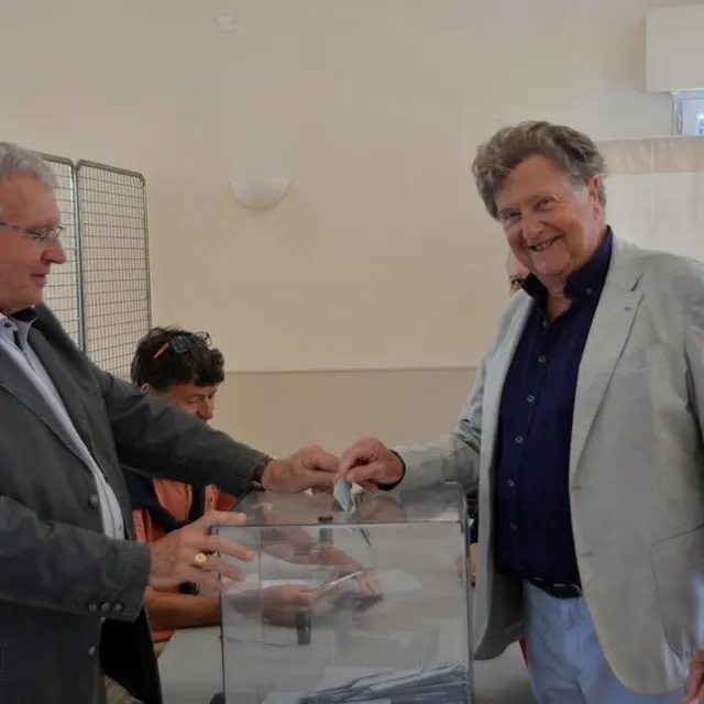 photo candidat du rassemblement national dans la circonscription auray port-louis, florent de kersauson a voté ce dimanche 30 juin 2024 à la trinité-sur-mer.  ©  ouest france