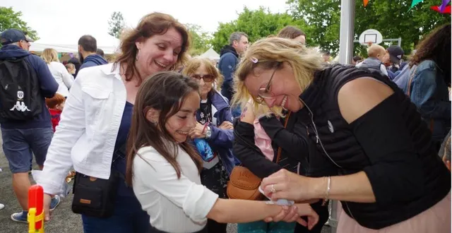 photo  les tattoos en décalcomanie, une nouveauté cette année, ont été plébiscités par les enfants.  &copy;  le maine libre 