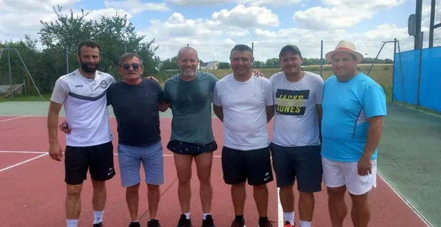 photo  vainqueurs et finalistes du double avec les arbitres.  &copy;  le maine libre 