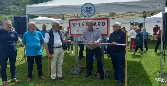 photo  aux côtés de francis piquera, pantalon clair, le maire pascal delpierre a coupé le ruban lors de la cérémonie, dimanche.  &copy;  ouest-france 
