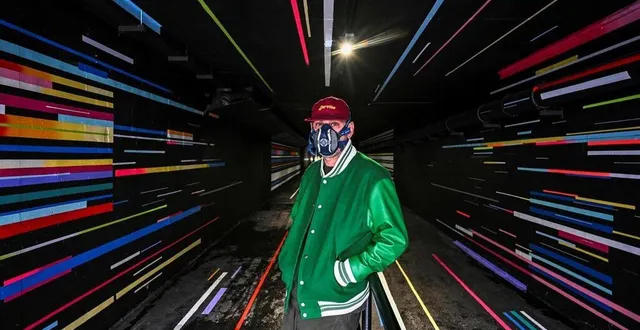 photo  grems, dans le tunnel du circuit des 24 heures du mans qu’il a décoré en mars 2024.  &copy;  le maine libre – denis lambert 