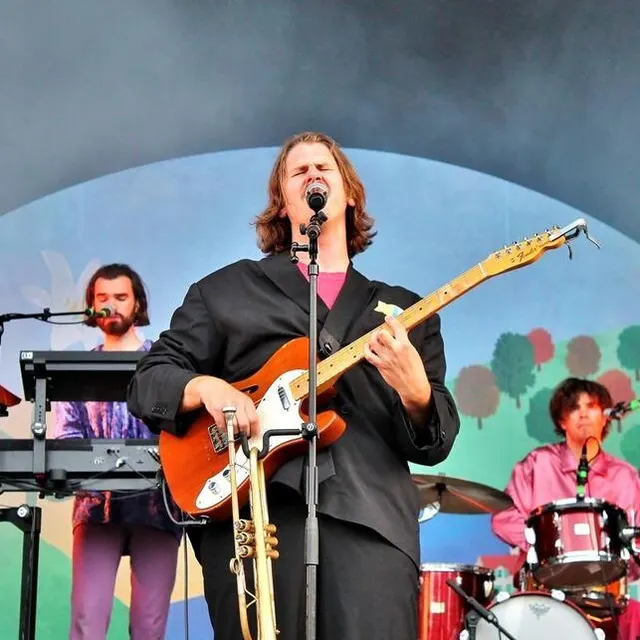 photo guitare, trompette, voix : le chanteur français voyou a fait montre de ses talents sur la grande scène de pop au parc.  ©  ouest-france
