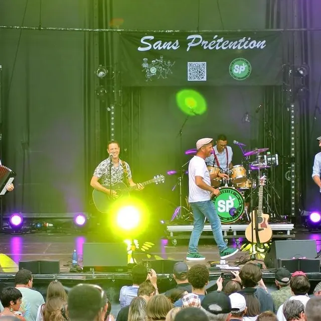 photo les six copains du coin qui forment les sans prétention ont interprété d’anciens et de nouveaux morceaux.  ©  ouest-france