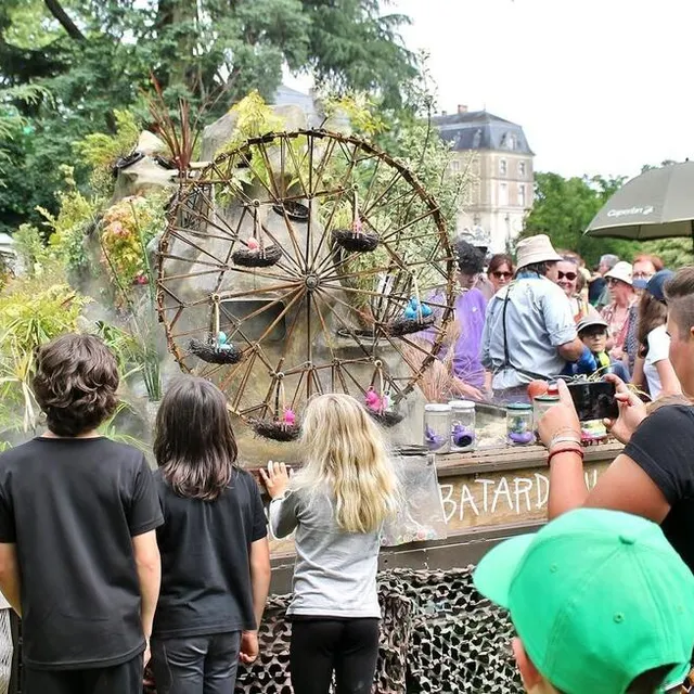photo la drôle d’installation de la cie mic mac, autour de la sauvegarde des canars en plastique, a suscité la curiosité des petits et des grands enfants dans la promenade du château dimanche.  ©  ouest-france