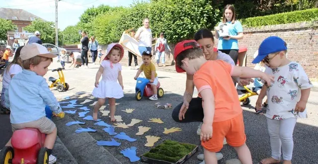 photo  les enfants du jardin de colas ont été les premiers à investir la rue  &copy;  ouest-france 