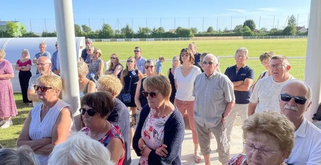 photo  plus de 250 habitants de sarceaux étaient présents lors du verre de l’amitié de la commune, vendredi 28 juin 2024.  &copy;  ouest-france 