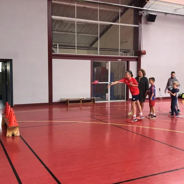 photo les jeunes de la commune se sont essayés au tir de précision dans le gymnase marcel-dionot.  ©  ouest-france