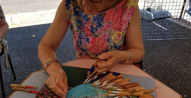 photo  isabelle dias, dentellière, en pleine confection.  &copy;  association dentelles et blondes de caen courseulles 