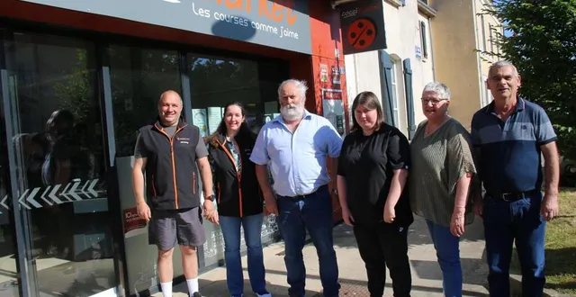 photo  les nouveaux propriétaires jérémy et aurélie briquet ; andré trottet, le maire, aux côtés d’anne-lise, véronique et michel demac.  &copy;  ouest-france 