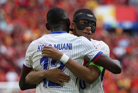 photo Randal Kolo Muani, Kylian Mbappé et l’équipe de France joueront les quarts de finale de l’Euro après le court succès face à la Belgique. Photo : GEORGI LICOVSKI / EPA/MAXPPP 