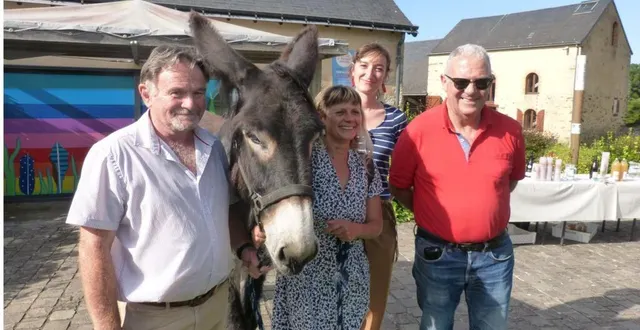 photo  le maire luc-marie faburel, edel truda, alexandra bouleau, médiatrice chargée du centre d’art et philippe bergues, en charge de la culture, entourent l’âne kraft.  &copy;  le maine libre 