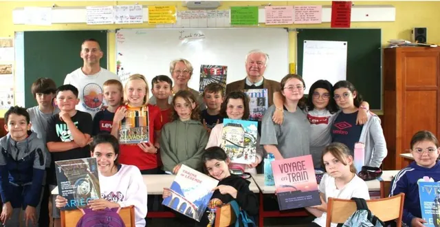 photo  les élèves ne cachent pas leur plaisir de recevoir ces livres, témoins de leur implication et leur talent.  &copy;  le maine libre 