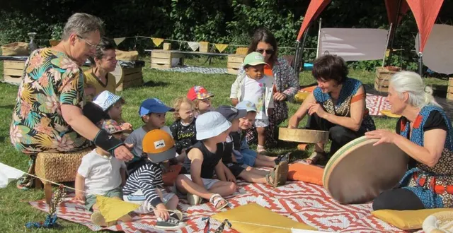photo  les artistes de toile d’éveil proposent aux jeunes enfants des spectacles et petites formes artistiques qui les plongent dans une atmosphère magique.  &copy;  co 