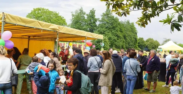 photo  malgré les spectacles des enfants sous chapiteau et sous la pluie, la kermesse a trouvé son public, samedi, dans les jardins de l’ancien prieuré. l’association de parents d’élèves libre, qui organisait l’événement, proposaient une dizaine de stands et un coin restauration pour les familles de l’école notre-dame-du-sacré-cœur.  &copy;  ouest-france 