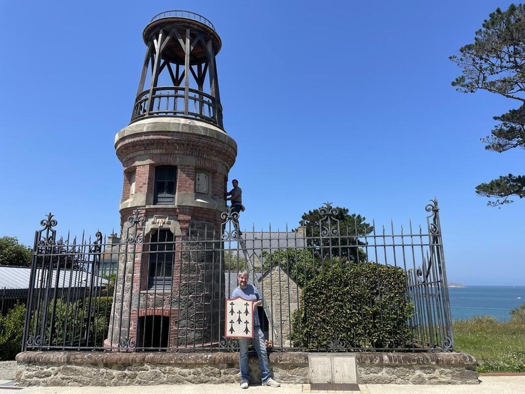 En bordure du Jardin du Port-Riou, à La Richardais, la tour vient de ...