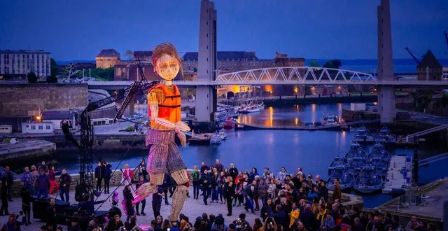 photo  la marionnette géante de la compagnie l’homme debout est attendue place des jacobins le 7 septembre pour le festival « à ciel ouvert » qui lance la saison de la scène nationale au mans.  &copy;  mathieu le gall 