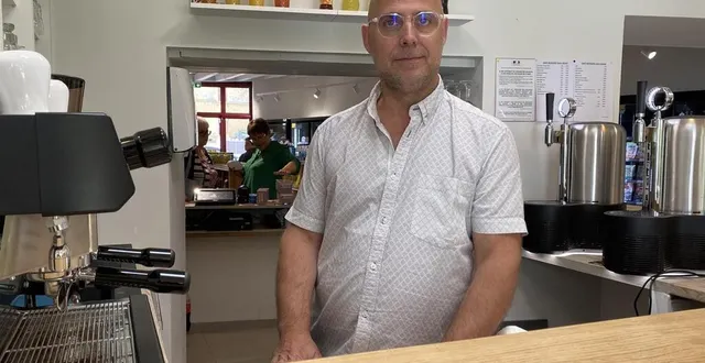 photo  dans un premier temps, c’est xavier froger (en photo) qui tiendra l’épicerie-bistrot de crosmières en semaine. le gérant, jean-christophe deniau, sera là le week-end.  &copy;  ouest-france 