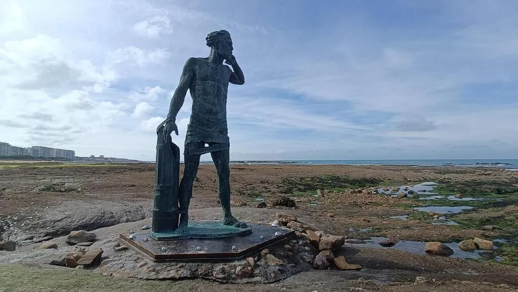 Contre vents et marées, la statue d’Ulysse enfin installée aux Sablesd