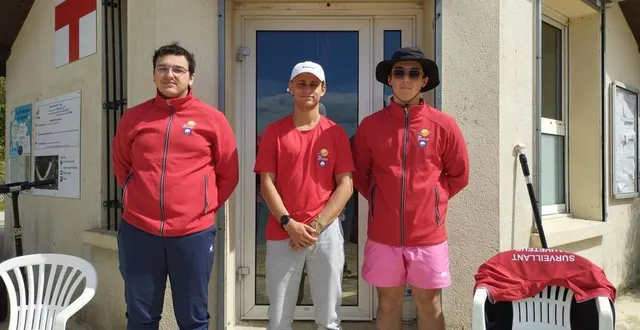 photo  de gauche à droite : iyad (16 ans), luc (22 ans) et ewen (19 ans) devant le poste de secours de la gèmerie.  &copy;  ouest-france 