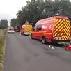 photo  sur la digue de saint-georges-sur-loire à hauteur du grand-bras, les véhicules du samu, des ambulances de pompiers et des plongeurs en attente des trois hommes tombés en loire.  