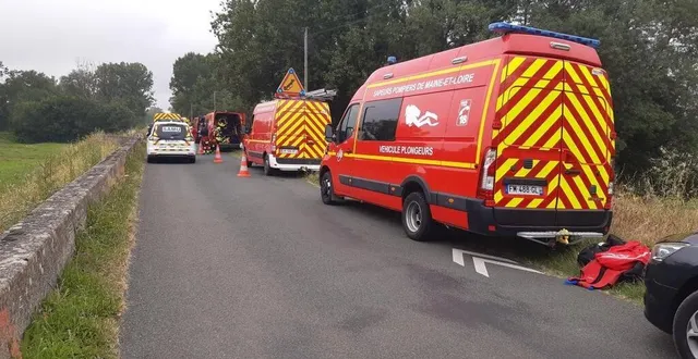 photo  sur la digue de saint-georges-sur-loire à hauteur du grand-bras, les véhicules du samu, des ambulances de pompiers et des plongeurs en attente des trois hommes tombés en loire.   &copy;  ouest-france 
