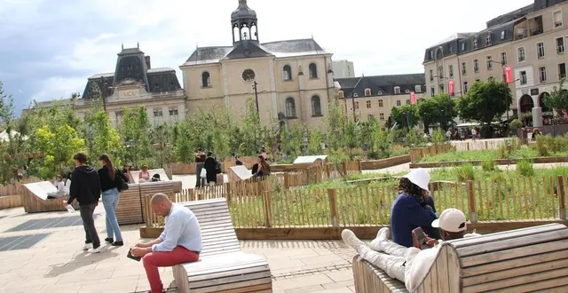photo  dès que le soleil apparaît, les fauteuils du jardin d’été se remplissent place de la république au mans.  &copy;  le maine libre 