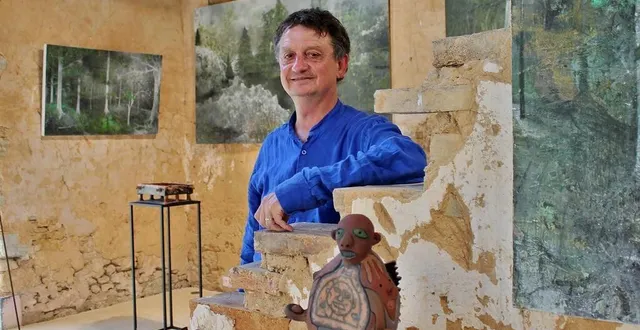 photo  éric dos santos, dans l’une des salles de sa galerie the artistic red dot, à parcé-sur-sarthe, en juin 2023.  &copy;  archives ouest-france 