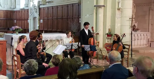 photo  le trio parrèhsia constitue le cœur du festival des cordes de loire. chaque année, les musiciens invités par irène jolys, directrice artistique du festival, complètent les formations en quatuor, quintette ou sextuor, comme ici, en 2023, dans le concert de clôture à l’église de juigné sur loire.  &copy;  archives ouest-france 
