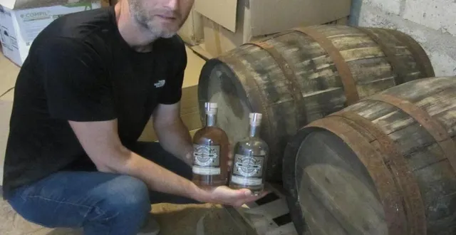 photo  deux fûts dans lesquels le rhum produit après distillation vieillira durant six mois avant d’être mis en bouteille. pour florian godineau, c’est une étape importante et une émotion unique.  &copy;  co 